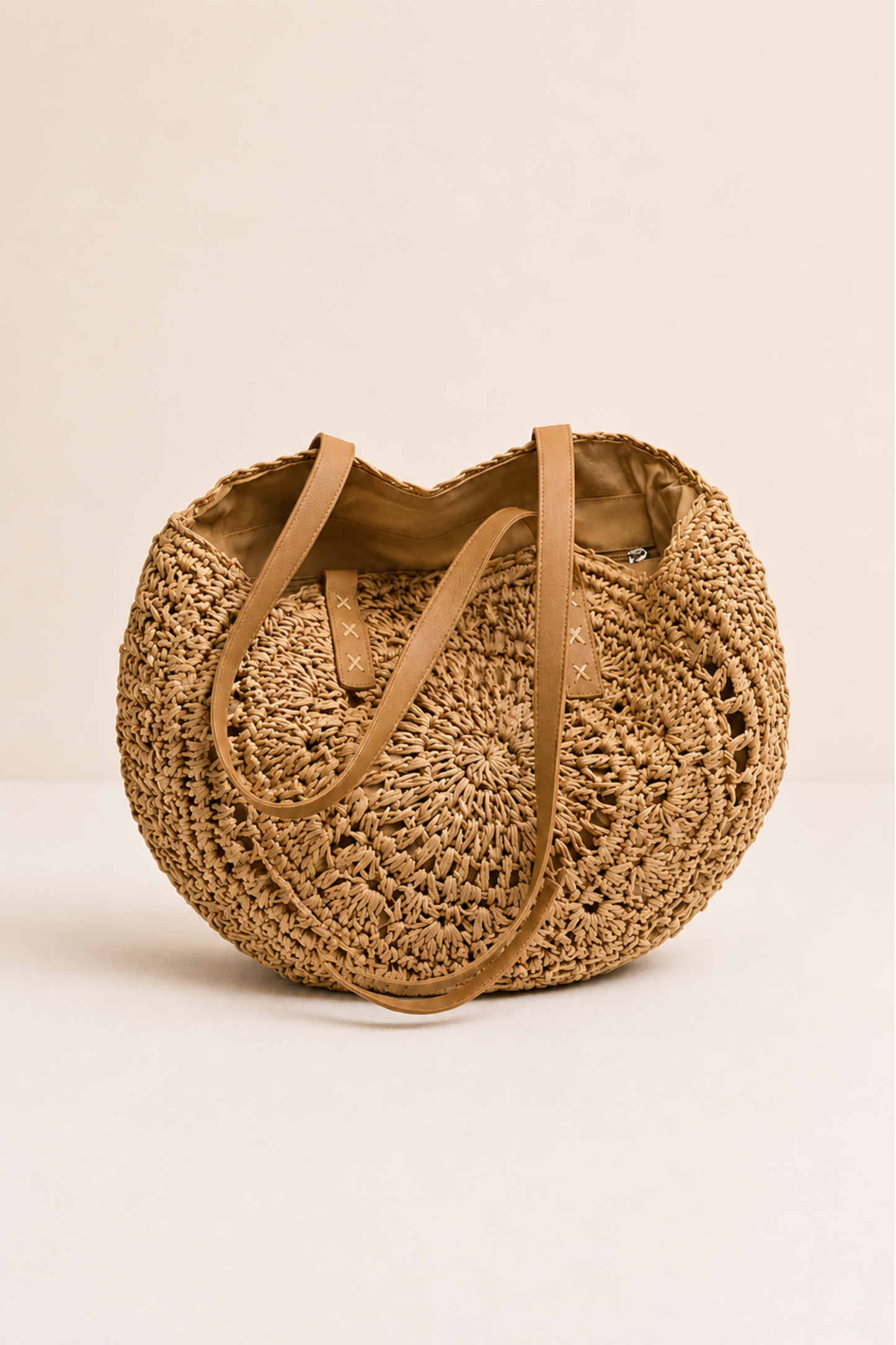 LOLA | Bolso redondo de paja trenzada con motivo — Cognac
