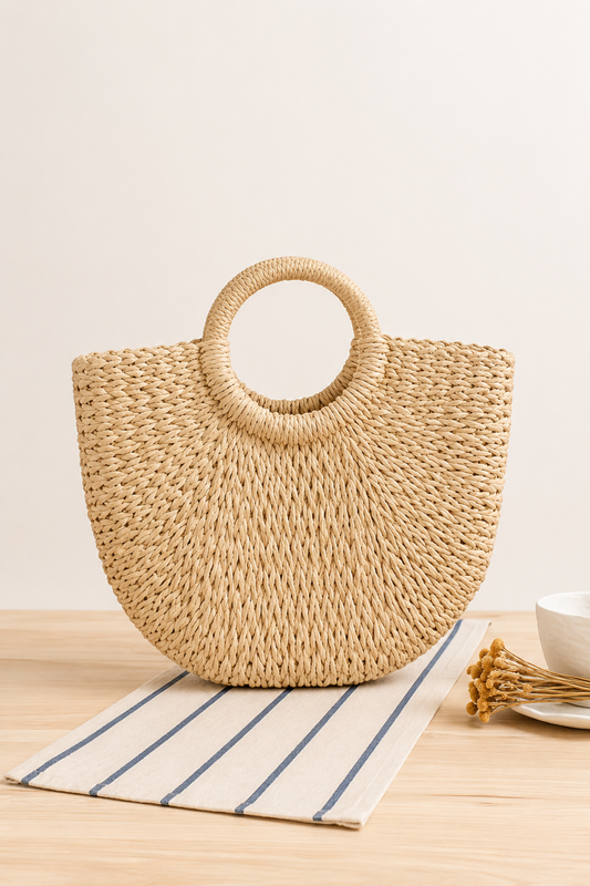 OCTAVIA | Bolso en forma de media luna de paja trenzada en color beige natural